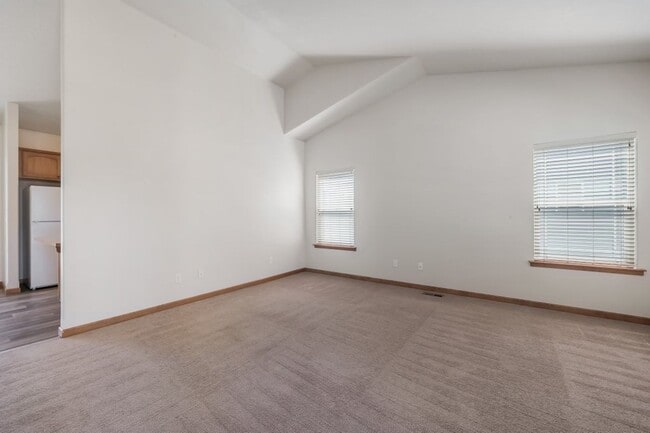 Photo - 3 bed 2 bath Crown Pointe Neighborhood wit...