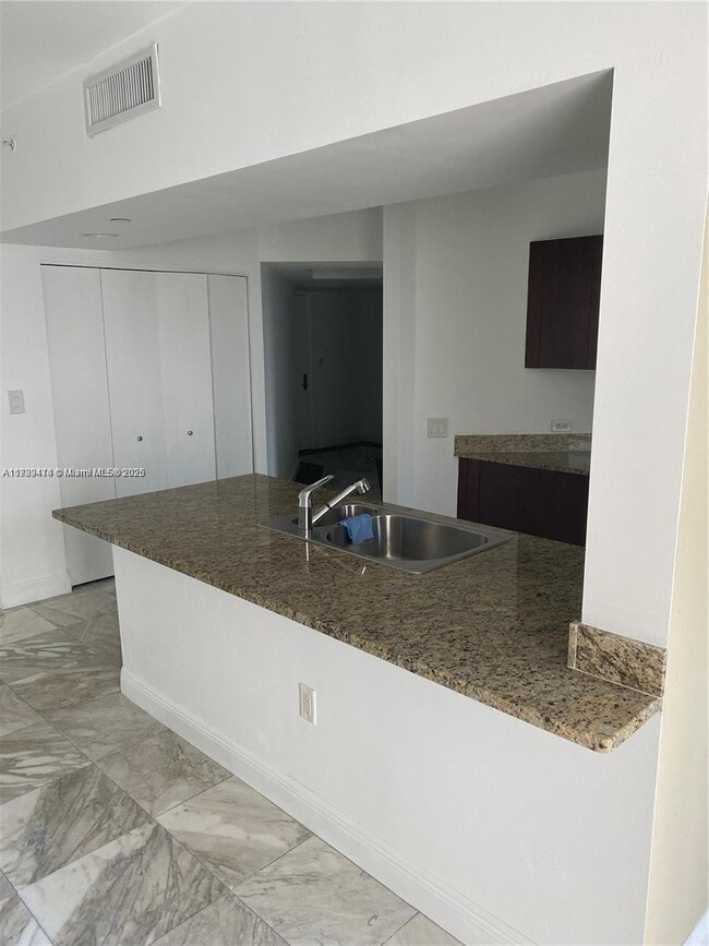 Photo - 19900 E Country Club Dr Unidad 310