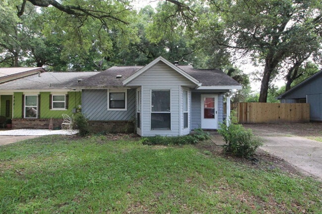 Building Photo - Updated 2BR/1BA West Pensacola Home with Fenced Backyard, Fireplace & Convenient Access to Mobile... Unit D