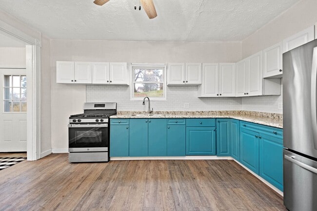 Building Photo - Stunning 2 bedroom home in Port Vue available August 1!