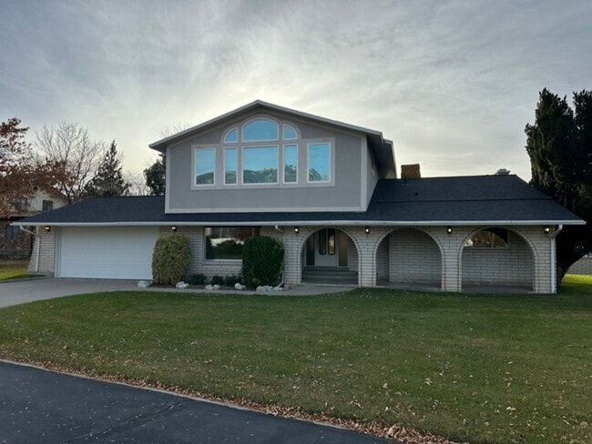 Building Photo - 3bd 3bth Home-1 Acre on the Water!