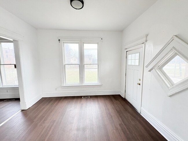 Photo - 833 N Michigan St