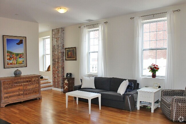 Building Photo - Feb move in - spacious 2BR in downtown Sal... Rental