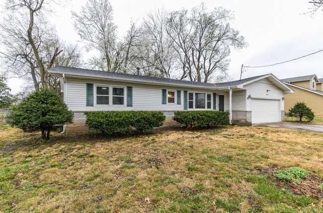 Photo - SOUTH SPRINGFIELD HOME (Kickapoo and Cherokee Schools) -- 3 Bed | 1.5 Bath | 2 Car Garage -- LARG...