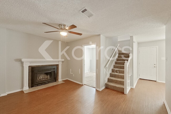 Photo - 834 Courtenay Pl