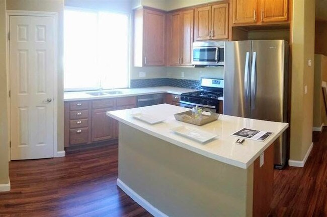Kitchen with breakfast island - 1026 Emerald Terrace
