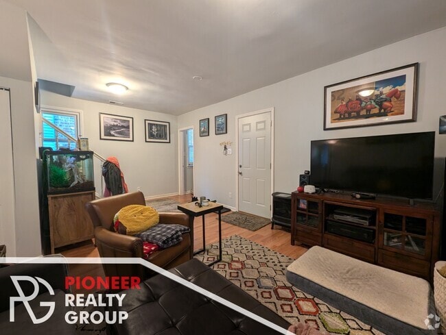 Building Photo - 1520 W Melrose St Unit 2R Rental