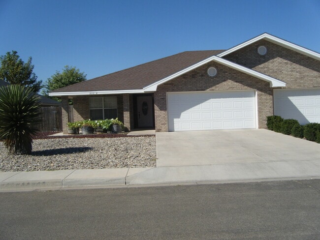 Building Photo - Quiet Cul De Sac!