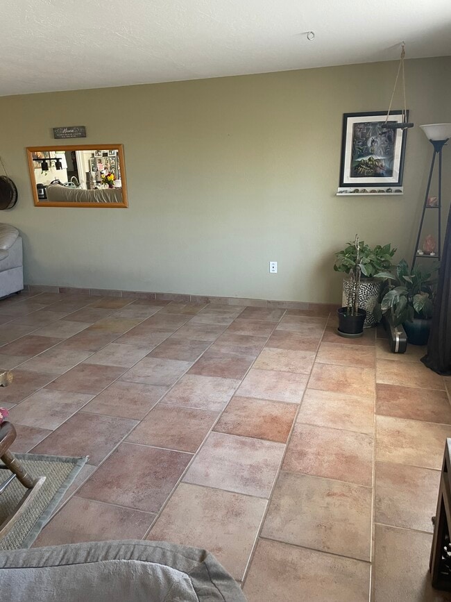 Photo - 855 W La Osa St