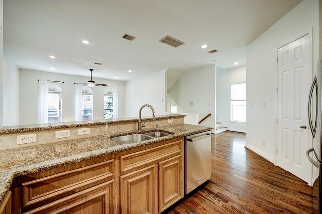 Photo - 5322 Nett St