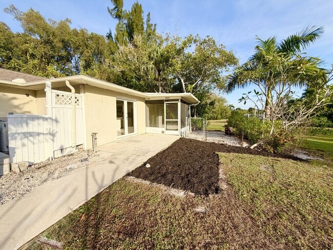 Building Photo - ** BONITA SPRINGS ** 2 BED / 1 BATH ** WEST OF 41 ** PET OK ** ANNUAL RENTAL **