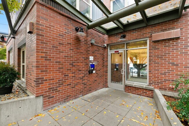 Photo - Renovated Studio in Capitol Hill with Rooftop City Views!!!! Unidad 529