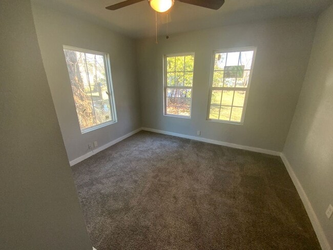 Photo - 1223 W 10th St