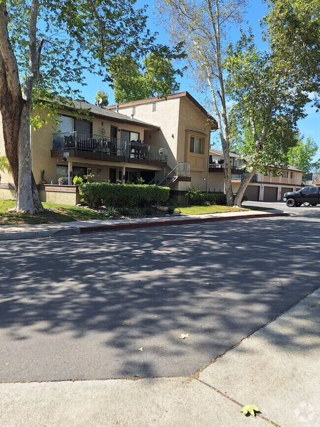 Building Photo - **Move in Special**, 2 Bed / 2 Bath in the... Unit 32 Rental