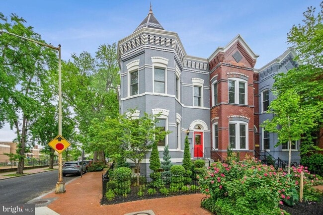 Building Photo - 623 6th St NE