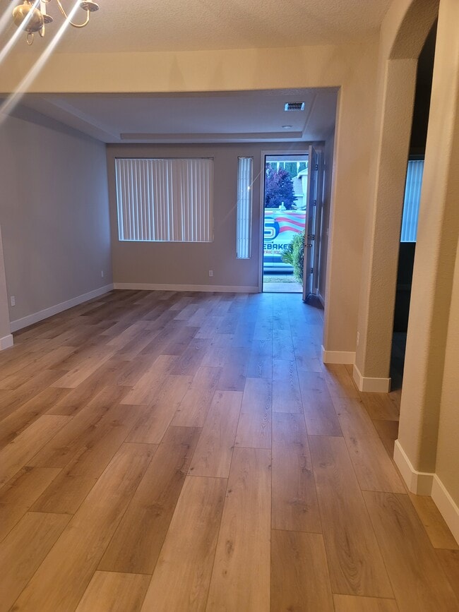 Photo - 2243 Thomsen Way