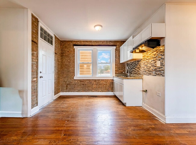 1633 W 76th St