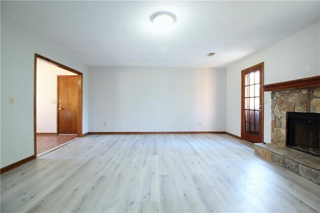 Photo - 585 Wayside Dr