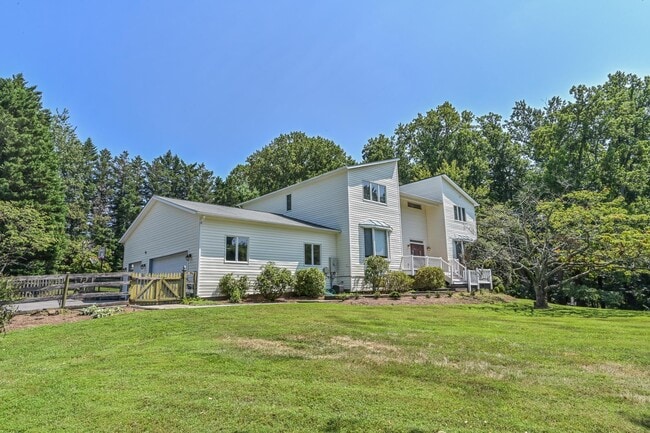 Building Photo - 445 Springvale Rd Rental