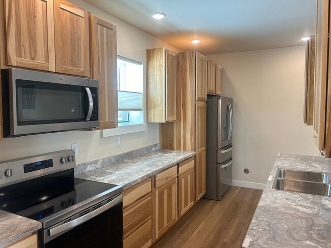 Building Photo - 2Br 2Full Baths and 2 walk in closets-privacy and space. Move in special $500 off first full mont... Unit #A