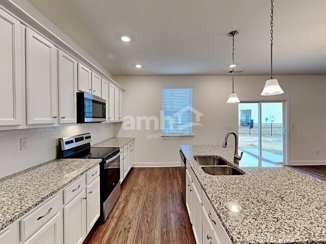 Photo - 300 Bourne St