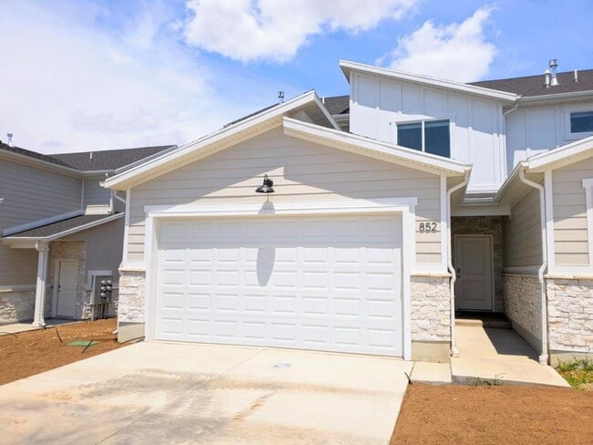 Photo - 1043 W 600 S