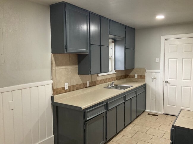 Photo - 303 W Kittyhawk Dr