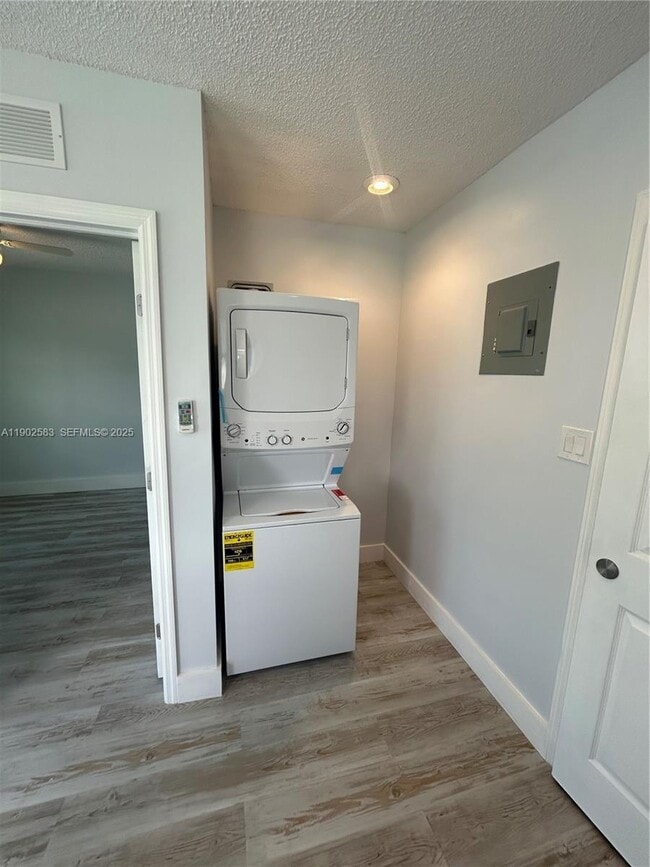 Photo - 250 SW Airview Ave Unit B