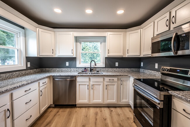 Photo - 120 College Street Rd