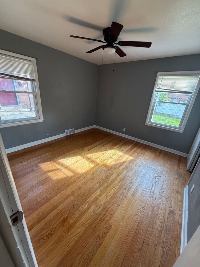 5284 N Teutonia Ave Unidad Lower