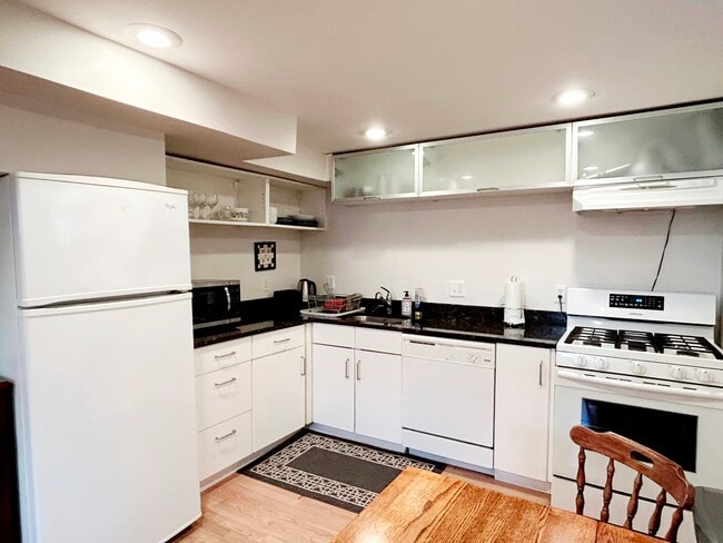 Building Photo - 240 Mason Ter Unit 1 Rental