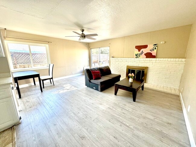 Photo - 25385 Calaroga Ave