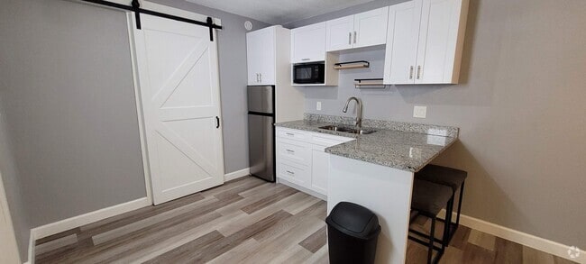 Building Photo - 6723 N Clearview Ave Unit A Rental