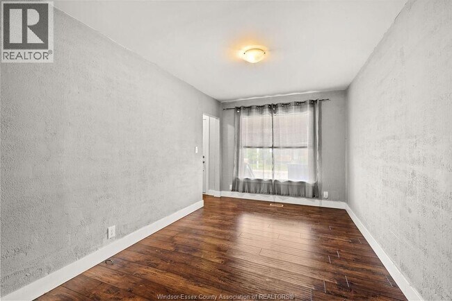 Photo - 541 Moy Ave