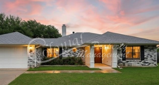 Building Photo - Available Now! 3 Bed 2 Bath