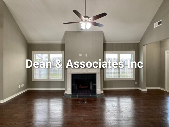 Photo - 472 Lake Chelsea Way