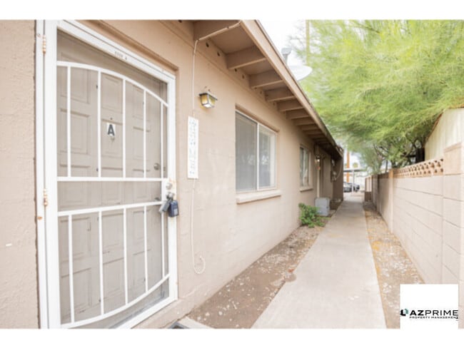 Building Photo - Discover Urban Sophistication in this Charming 2/1 Mesa 4-plex Unit!