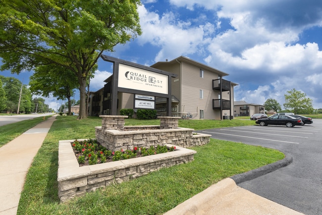 Letrero de monumento - Quail Ridge East Apartments