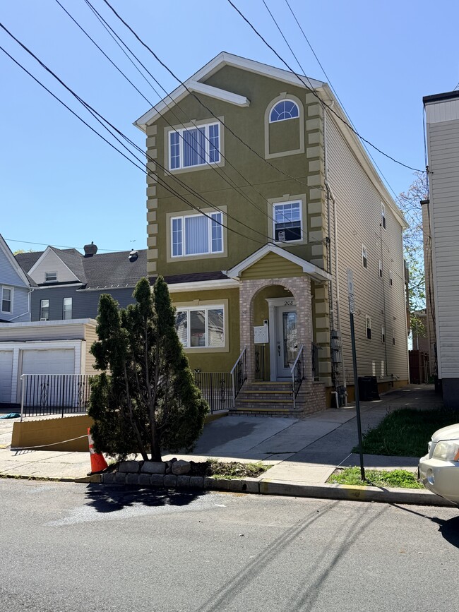 First Level Apt - 208 Vine St Unit 1 Floor