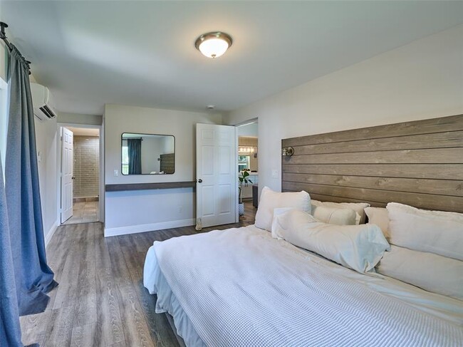 Photo - 801 NE 15th St