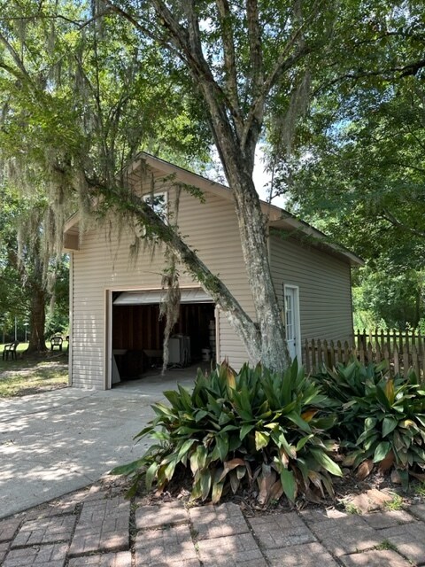 Large Shed. Perfect for storage or parking - 212 Scotchpine Dr