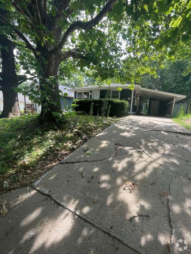 Building Photo - 3 Bed 2 Bath Carport Available 8-11-2025!! Rental
