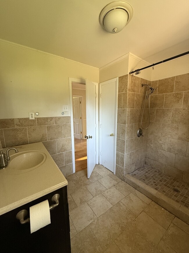 Photo - 2020 Denham Dr SE