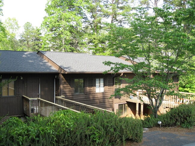 Building Photo - 2 Bedroom on McCellion Ave!