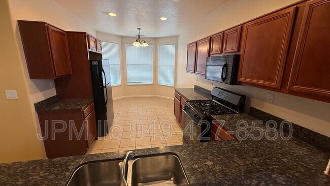 Photo - 565 Connemaras Ct