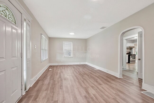 Photo - 913 Denmark St