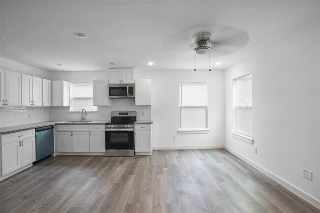 Photo - 9313 Hillis St Unidad B