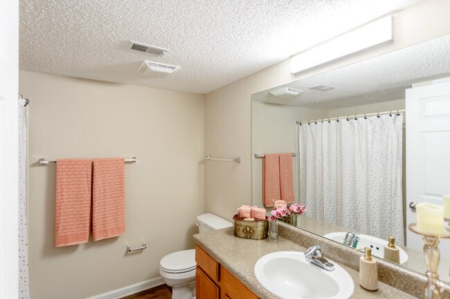 2BR, 2BA - 1035 SF