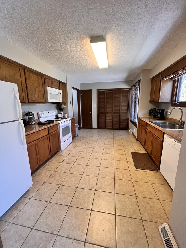 Photo - 208 Brambleton Ct