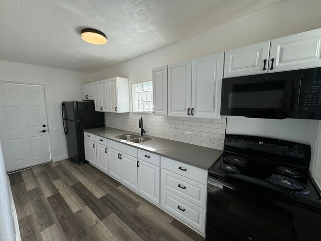 Photo - 4 BEDROOM HOME AVAILABLE NOW!!